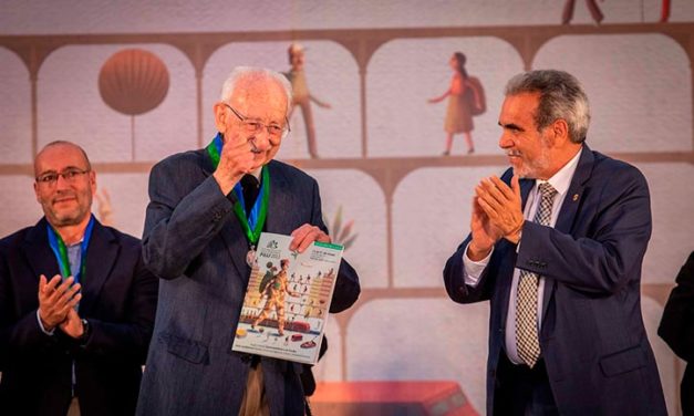 Enrique Ortiz receives the medal of merit of the University of Veracruza in the international category