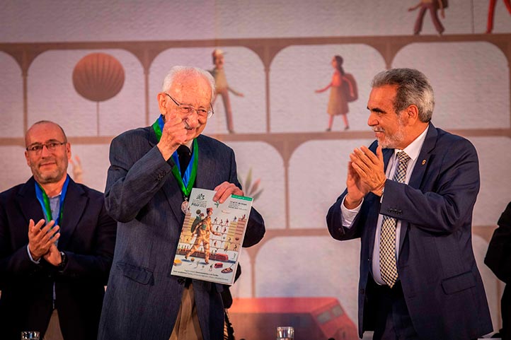 Enrique Ortiz receives the medal of merit of the University of Veracruza in the international category